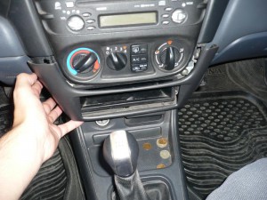 Nissan Almera снять магнитолу